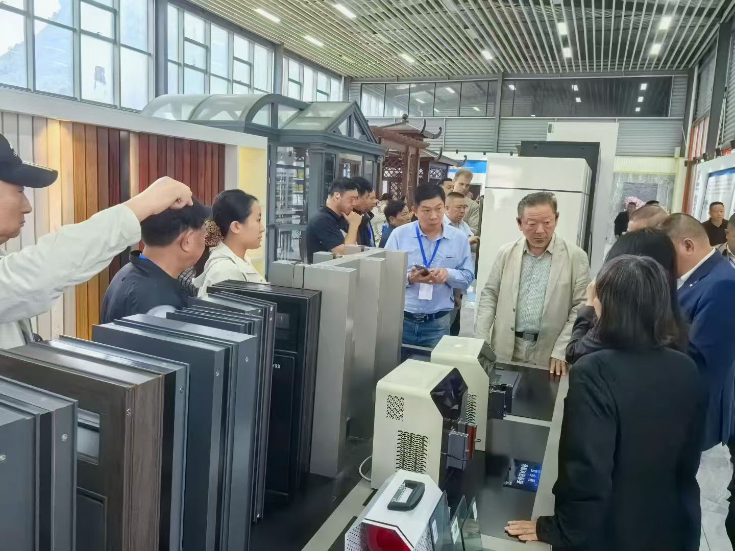 僑連五洲·聚力貴州——10月15日，貴州省僑聯黨組書記，主席李立、貴州省僑聯副主席楊黔生帶隊，200家海外僑胞企業家到貴州貴材考察指導